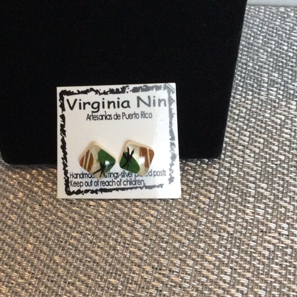 🌺$4.00 must bundle 🌺Virginia Nin Earrings